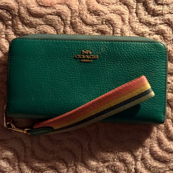 Coach Green Leather Wallet with Multicolor Pride Strap St Paddy’s Day - Picture 2 of 7